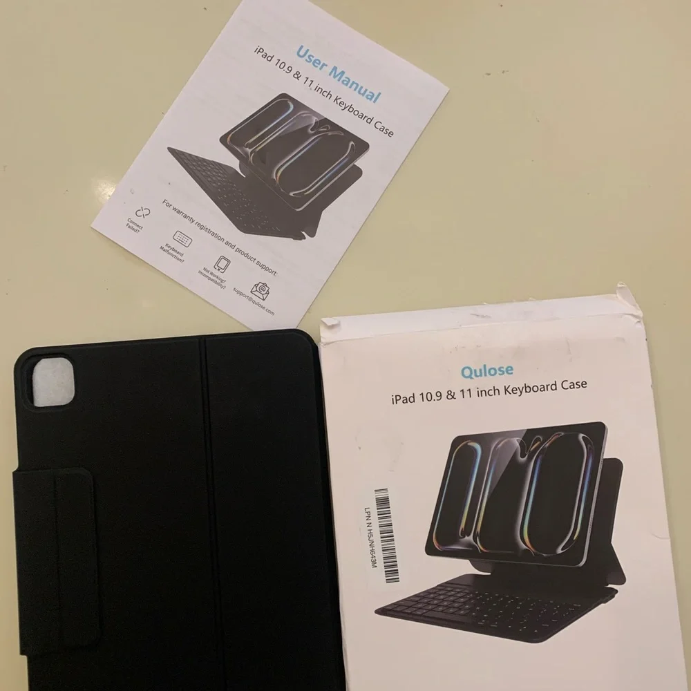 iPad 10.9 & 11 inch Keyboard Case / NO USB-C CHARGER INCLUDED